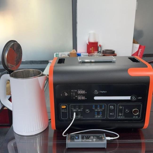 Outdoor 110V/220V Energy Storage Portable Power Station with Folding Solar Panels