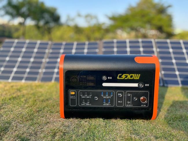 Outdoor 110V/220V Energy Storage Portable Power Station with Folding Solar Panels