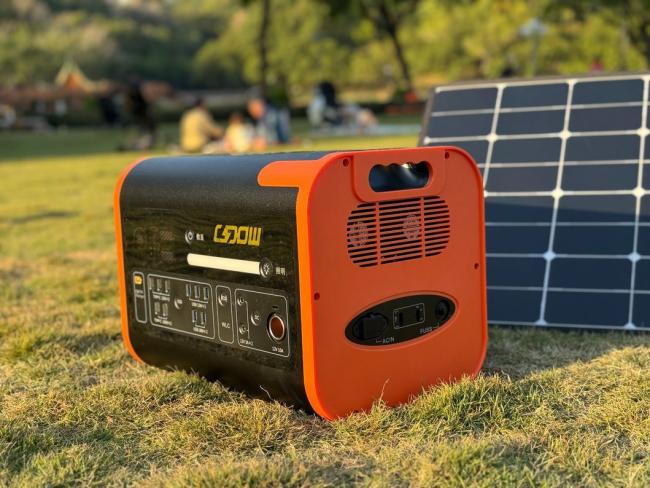 Outdoor 110V/220V Energy Storage Portable Power Station with Folding Solar Panels