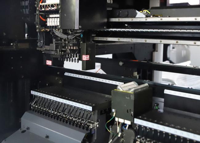 Yamaha YV100XG Chip Mounter image 4