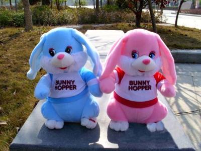 Chine Jouets chanteurs et parlants drôles de peluche avec le lapin de Pâques mobile d'oreille à vendre