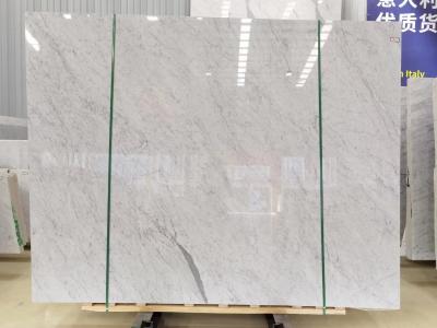 China Natural Carrara White Marble Stone Slabs Beveled Edge Abrasion Proof for sale