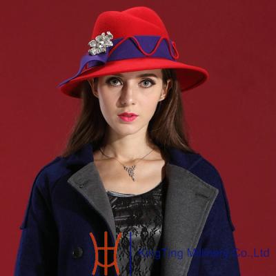 中国 ウールの花のトリミングが付いている高貴で赤い女性 ベル のウールのソフト帽の帽子 販売のため