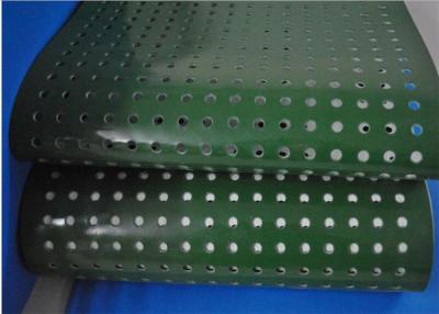 中国 軽量の運搬のためのパンチ穴が付いている緑ポリ塩化ビニールのプラスチック コルゲーターのコンベヤー ベルト 販売のため