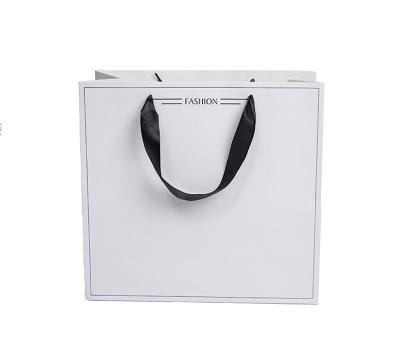 Cina Logo personalizzato della borsa della spesa del cartone di carta CCWB di lusso per l'indumento dei vestiti in vendita