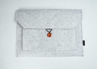 China Adelgace la caja que lleva de la manga de la tableta del fieltro de 13 pulgadas gris clara para los colores del regalo 43 de la tarjeta del día de San Valentín en venta