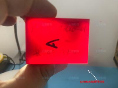 China Lente lubrificada safira lubrificada titânio do único cristal da safira da cor vermelha para o dispositivo do laser à venda