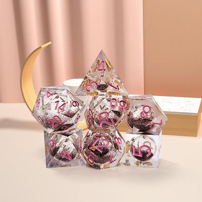 China Brown Flowing Sand​ Resin Polyhedral Dice Chipping Resistant en venta