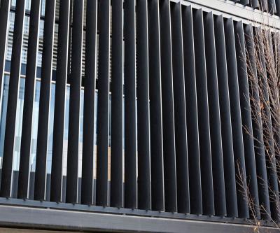 Chine Contrôle intelligent inoxydable de Sun d'ombre de verticale en aluminium extérieure d'auvents à vendre