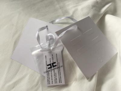 China Etiquetas colgantes blancas de la guarnición de carda del logotipo de Debossed con tamaño de la aduana de la secuencia en venta