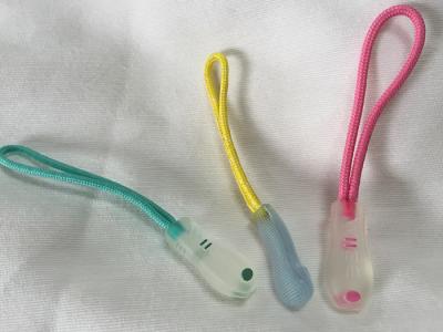 China Muiti coloreó el tirador de goma de la cremallera con el cordón cualquier logotipo imprimible en venta