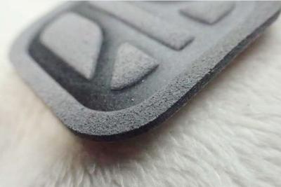 Китай Серый нежности ярлык Микрофибер экологически дружелюбный, логотип Костом высокочастотный для одежды продается