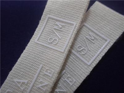 中国 スポーツの衣類パッチのためのシリコーンのロゴの白によって印刷される生地のラベル 販売のため