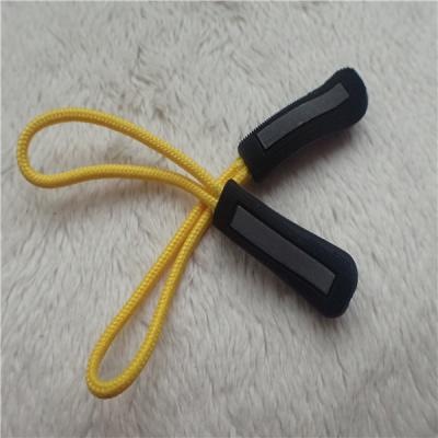 China Tirador de goma de la cremallera de la cuerda de plata reflexiva de la inyección para la decoración de la ropa en venta
