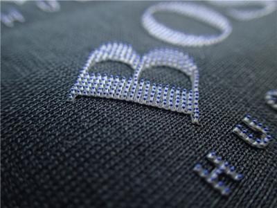 China Las etiquetas durables de la ropa de la transferencia de calor cepillan el logotipo colorido de los puntos 3D en venta