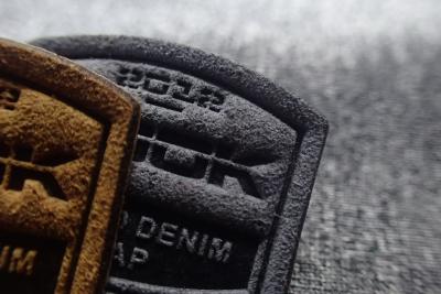China remendos gravados etiquetas tecidos micro fibra da roupa do terno da neve 3D à venda