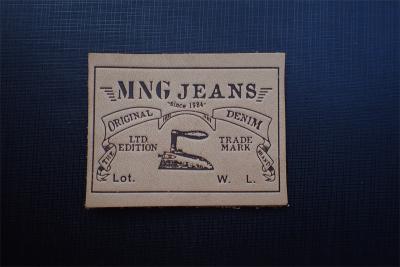 中国 Ecoの友好的なジーンズはユニフォームのためのパッチのラベルによって浮彫りにされるロゴに革を張る 販売のため