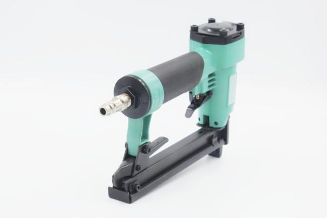 Hot Sale Durable 21 Gauge Fine Crown Air Pneumatic Staple Gun (Green) Air Stapler 8016 for Furniture Decoration