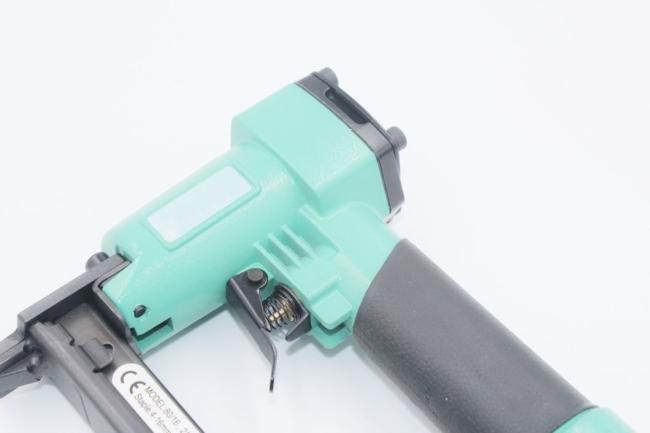 Hot Sale Durable 21 Gauge Fine Crown Air Pneumatic Staple Gun (Green) Air Stapler 8016 for Furniture Decoration