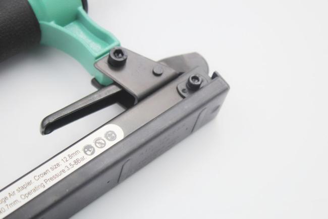 Hot Sale Durable 21 Gauge Fine Crown Air Pneumatic Staple Gun (Green) Air Stapler 8016 for Furniture Decoration