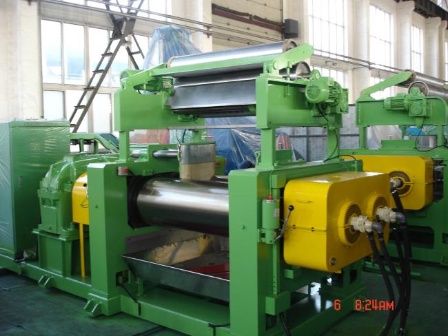 Rubber mixing mill mechanism