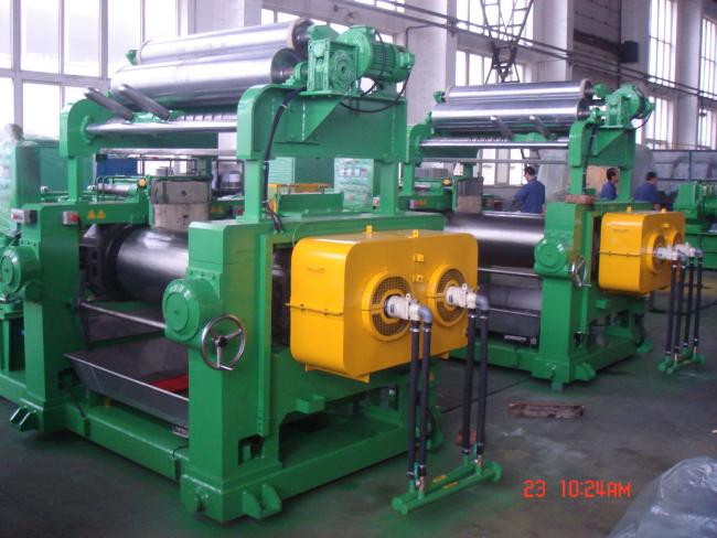 Rubber mixing mill assembly