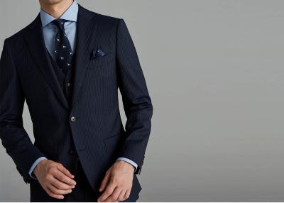 China Traje de pedazo de tres para hombre de los azules marinos, corte delgado lanas del estambre del traje de la tela a rayas de 3 pedazos en venta
