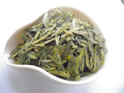 China Material fresco de la hoja de té del té verde del dragonwell de ching del pulmón de la forma curvada en venta
