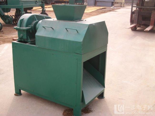 Double Roller Extrusion Granulator machine in industrial setting