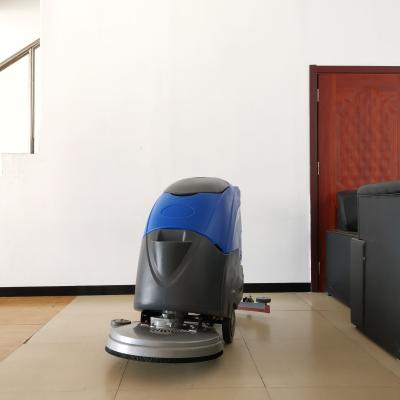 中国 Efficient Floor Cleaning with Single Driver Blue FNE-D550 Floor Scrubber - Robust Battery, 550mm Brush Disc Diameter 販売のため