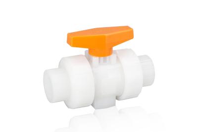 Китай ПВХ-С ручные пластиковые шаровые клапаны True Union PN 10 с малым крутящим моментом продается