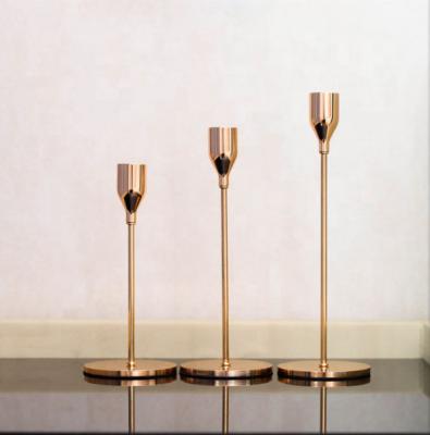 中国 Wholesale simple 3 piece set rose gold metal candlestick holder for home wedding decoration 販売のため