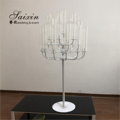 China New wedding decoration tall 25 arms White standing metal candelabras with glass chimney en venta