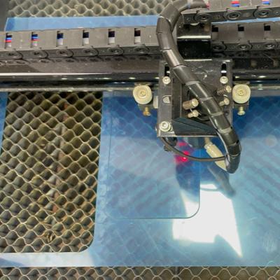 China Máquina de corte por láser de protector de pantalla de impresión personalizada para pegatinas en venta