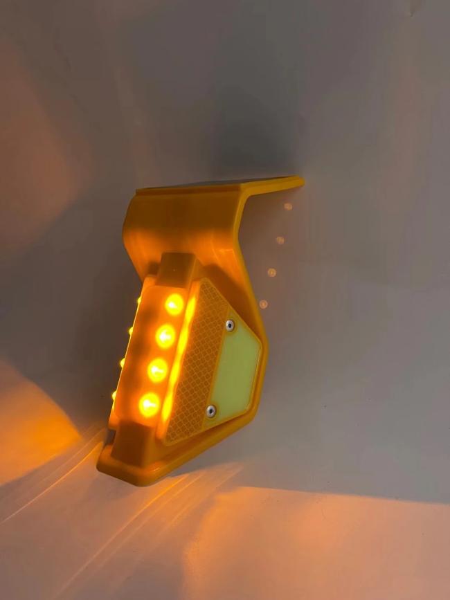 Night visibility performance of solar traffic warning light