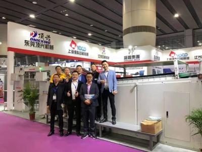 China Laminadora de cartón de alta velocidad de 800*700 mm con alimentador de succión de vanguardia en venta