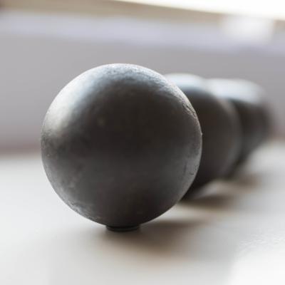 China Bola de acero forjada para dureza de la planta del cemento del molino de bola la alta en venta
