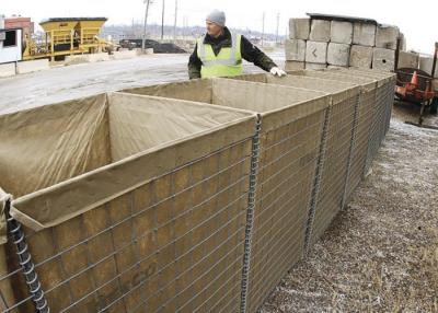 Chine Le zinc a enduit le type soudé de mur de Hesco barrières défensives pour le mur de sable ou la lutte contre les inondations militaire à vendre