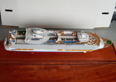 Chine Mesurez l'oasis de 1:900 des modèles de bateau de croisière de Royal Caribbean de mers avec l'impression de logo de coque d'impression de gravure à vendre