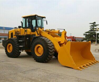 中国 3.3m3バケツの掘削機械、6トンの密集した車輪の積込み機機械 販売のため
