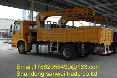 China Sinotruk HOWO 4x2 5 Ton Crane Truck , Telescopic Boom Truck Mounted Crane For Lifting for sale