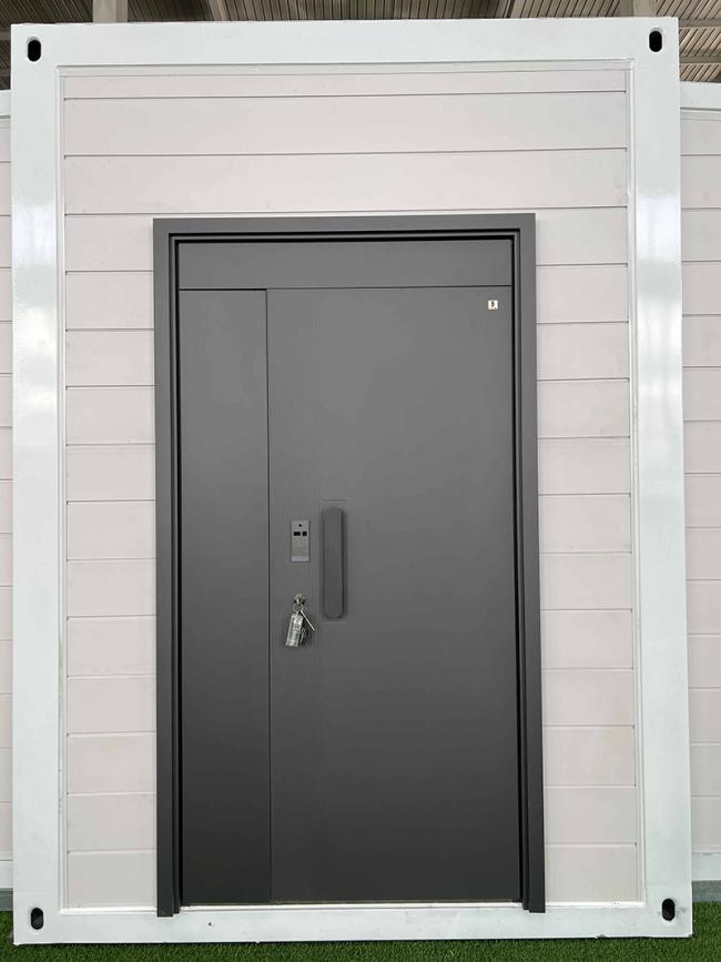 Grande expandable container shelter comfort