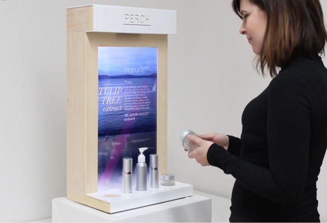 LCD Screen Interactive Showcase Display For Customers Shopping 0