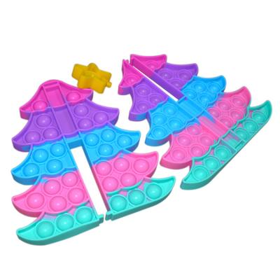中国 3D Large Tie Dye Christmas Tree Fidget Toy Cute Anxiety Popper Game Gift For Kid 販売のため