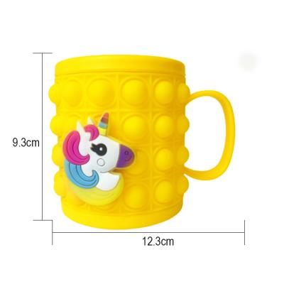 中国 Safe And Efficient Baby Feeding Silicone Removable Cartoon Mug Pinch Children'S Love Toothbrush Mug 販売のため