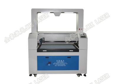 China Borde automático que sigue el cortador del laser del CO2, cortadora del grabado del laser del logotipo de la etiqueta de la ropa en venta