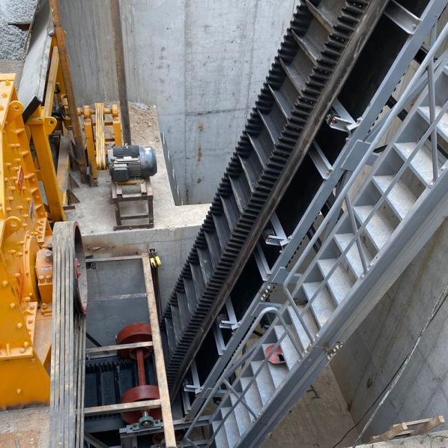 Detailed view of corrugated sidewall conveyor components
