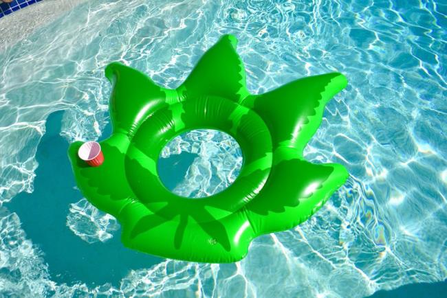 Factory customize Green leaf inflatable swimming floating