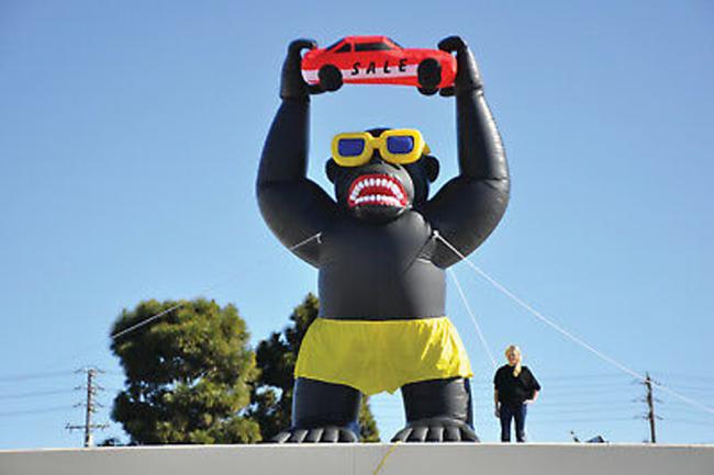 outdoor inflatable advertising gorillas holding a car models
