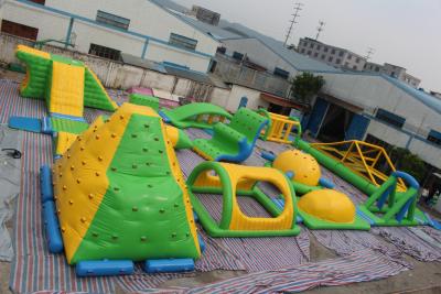 China Parque flotante inflable del agua del mar o del lago del parque inflable amarillo y verde del agua del PVC del gigante 0.9m m en venta